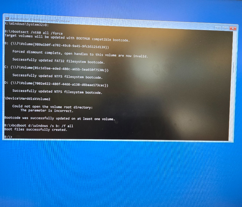 Consola CMD en WinRE mostrando ejecución de bootsect /nt60 all /force y bcdboot d:\windows /s b: /f all con resultado exitoso