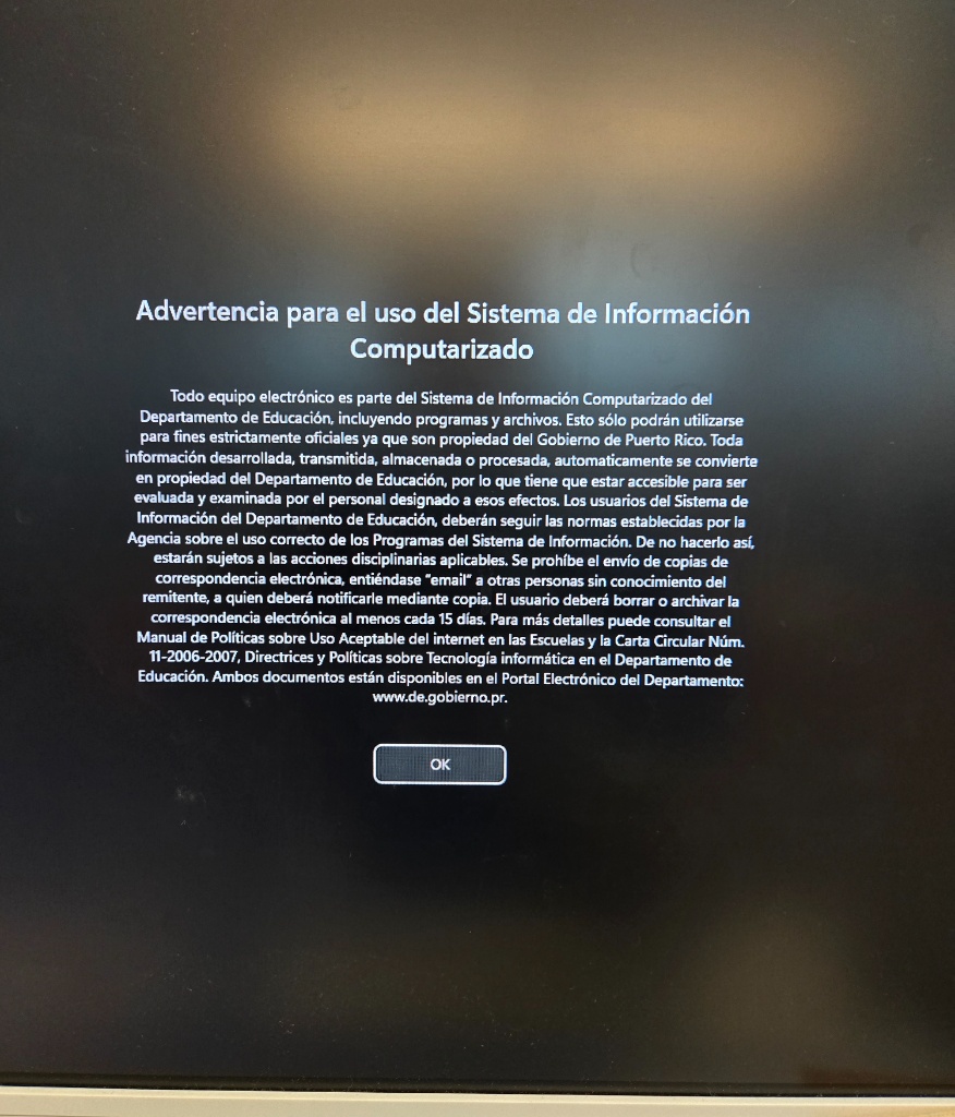 Pantalla de inicio de sesión mostrando política de uso aceptable configurada via regedit, con cuadro de diálogo y botón OK obligatorio