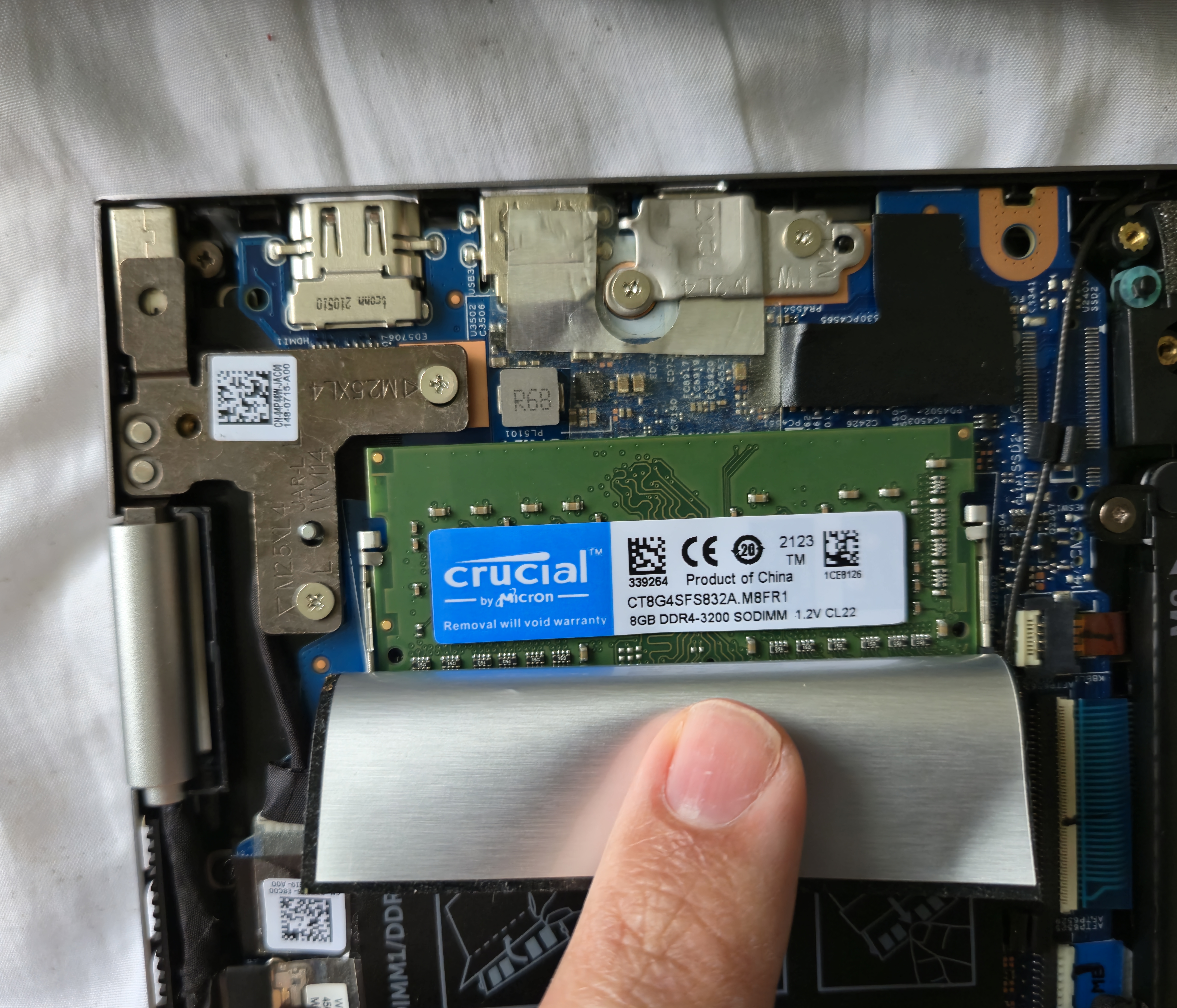 Módulo RAM Crucial 8GB DDR4-3200 SODIMM instalado en la ranura DIMM1 del Dell Inspiron 14 2-in-1